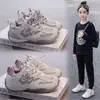 Zapatillas para niñas 2026 primavera y otoño nuevo estilo infantiles de moda versátiles tipo papá zapatos casuales para niños zapatillas de correr para niños