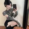 2025 Estilo Hong Kong Nuevo Retro Estampado de Leopardo Cuello Alto Hueco Manga Larga Camiseta Mujer Primavera y Otoño Ajustada Sexy Top Básico