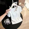 Camiseta de punto minimalista francesa con cuello en V y manga corta para mujer 2026 primavera y verano nuevo diseño con sentido nicho ajustada favorecedora