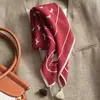 Bufanda Pequeña Cuadrada de Terciopelo Estilo Étnico Retro Años 70 Doble Cara Bicolor de Lana y Seda Chal Cálido para Mujer Bufanda de Cuello de Lujo Ligero