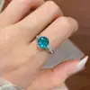 Anel feminino aberto redondo com zircônia, banhado a ouro 18K real, com toque de luxo leve e alta qualidade, requintado, moderno e versátil.