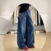 Jeans largos lavados e com efeito desgastado, apresentando efeito bigode de gato, design solto estilo americano, silhueta fluida e caimento relaxado