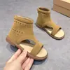 Sandalias Romanas de Tanga para Niñas 2026 Verano Nuevas Planas Estilo Vacaciones Sandalias de Punta Abierta Botas de Moda Versátiles para Uso al Aire Libre