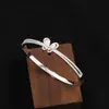 Pulseira de Metal com Borboleta Pequena de Zircônia, Moda do Dia a Dia, Brilhante e Exquisita com Design de Inseto Vazado, Pulseira Brilhante Transfronteiriça para Mulheres