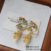 Pendientes Exquisitos con Relieve en Forma de C Estilo Francés Retro de Moda Transfronterizos Qingdao Yijunyuan para Mujer, Lujo Ligero con un Toque de Alta Gama, Pasadores de Plata 925