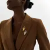 Broche de Palma de Arte Abstracto Europeo y Americano Pin Metálico Brillante Forma de Mano Accesorio Retro para Abrigo Ramillete Suministro Exclusivo Transfronterizo