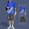 Conjunto casual de verão para homens, conjunto moderno de shorts de manga curta, combinado com uma camiseta jovem para um look de duas peças descolado e estiloso