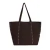 Bolso Grande de Remaches Retro 2025 Otoño e Invierno Nuevo Estilo Bolso de Hombro de Pana para el Trabajo con un Ambiente Moderno y Elegante