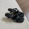 Sandalias de Tacón de Aguja Minimalistas Estilo Retro con Tira de Dedo para Mujer 2026 Nuevo Modelo Sandalias Versátiles de Tacón Alto para Uso en Exteriores