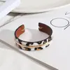 Design de moda e desenvolvimento de joias estilo europeu e americano couro de leopardo personalidade da moda anel de cobre versátil Pulseira da moda feminina