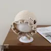 Bonito gorro de punto para bebé con borde ondulado, dulce diseño de fresa, gorro para bebé que cubre las orejas para otoño e invierno, con forro y estilo para poner