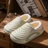 Novas Pantufas de Algodão Fechadas para o Inverno de 2026, Sensação de 'Pisando na Merda', Sapatos de Algodão Impermeáveis para Casais, Cobertura de Calcanhar, Com Pelúcia Adicional para Aquecimento, Pantufas de Algodão para Exterior