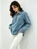 Top jeans feminino de manga longa com gola e zíper parcial, apresentando acabamento lavado e desgastado, corte solto e barra arredondada.. Direto do fabricante