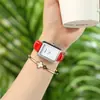 Reloj cuadrado con cinturón de cuero para mujer, reloj fino e impermeable para mujer, reloj de cuarzo de moda sencillo con tres pines y pequeño cuadrado.