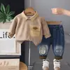 Conjunto moderno y genial de dos piezas para niños: una sudadera con cuello y pantalones de mezclilla, con textura tie-dye, colores contrastantes y bolsillos de parche, perfectos para el uso diario y salidas