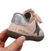 Tênis infantis com biqueira de concha 2026 primavera e outono novos tênis estilosos para meninos sapatos de estrela para meninas tênis esportivos casuais com sola macia