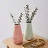 Jarrón Cerámico de Rayas Verticales Sencillo Estilo ins Adorno para Arreglo Floral de Sala de Estar Escritorio Nórdico de Lujo Ligero Jarrón Decorativo para Flores Secas