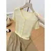 Camiseta de punto hueca amarilla única y hermosa de manga corta para mujer, diseño de verano con un aspecto impresionante, top de seda helada con hombros normales, estilo fino