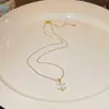 Colar de aço titânio que não desbota, design de nicho de luxo leve, corrente versátil de alta qualidade para clavícula para mulheres, joias de coração e borboleta atacado