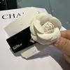 Presilha de Cabelo Floral de Alta Qualidade com Múltiplas Opções de Cor, Base de Veludo, Presilha Lateral para Controlar Fios Soltos, Acessório de Cabelo Elegante e Versátil