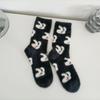 Calcetines de casa de terciopelo de imitación de visón engrosados de otoño e invierno, con estampado de conejo de dibujos animados, calcetines de tubo suaves y pegajosos, color cereza, para mujer
