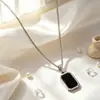 Collar Sencillo y Elegante con Colgante Cuadrado Negro Diseño de Doble Cara Geométrico Sensación de Alta Gama Versátil Cadena para Clavícula Acero de Titanio No Se Desvanece