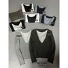 La única colección de otoño VI+ que presenta un diseño de estilo coreano, minimalista, versátil, con bloques de color, adelgazante y de dos piezas simuladas en un suéter de punto de cuello redondo y manga larga, modelo 99388