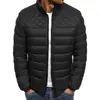 Jaqueta masculina de algodão simples, cor sólida, com gola alta, apresentando acolchoamento em padrão de losangos nos ombros e no peito, projetada para uso o ano todo em comércio internacional e mercados de fronteira, proporcionando calor