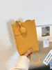 Bolso cruzado de cuero suave de alta gama a la moda para teléfono móvil, Bolso cuadrado pequeño versátil simple y elegante, Bolso cubo de alta gama con bola tejida