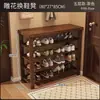 Sapateira com banco integrado, adequada para uso doméstico, hall de entrada ou corredor; um design simples e de vários níveis para apartamentos de aluguel, proporcionando um lugar conveniente para sentar e guardar sapatos