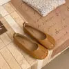 Sapatos retrô de porco com bico dividido falso, sapatos rasos planos de calçar para mulheres, novo modelo primavera-verão 2026, sapatilhas vermelhas