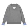Suéter masculino casual, de caimento solto, para primavera/outono, com design de peça dupla falsa, apresentando decote V, mangas compridas e estampa xadrez.. Esta peça da moda é perfeita para o estilo de rua