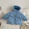 Casaco de inverno infantil com enchimento de pluma e algodão, casaco espesso de inverno para meninos e meninas, novo casaco acolchoado de algodão, casaco de algodão com capuz moderno e quente para bebê
