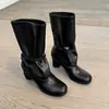 First Encounter Coleção Outono/Inverno 2026 Botas de Cano Médio com Cadarço Salto Bloco Redondo Macias Confortáveis Minimalistas com Cadarço no Tornozelo