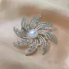 Nuevo broche de aleación para mujer, moderno y de alta gama, pin de lujo nicho para abrigos y trajes, simple y elegante, broche versátil