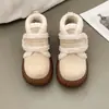 Zapatos de mujer con velcro, nuevas botas de nieve de estilo engrosado para mujer, 2026, zapatos de algodón cálidos para exteriores de suela plana esponjosa, estilo invierno con forro de polar
