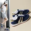 Tênis Branco com Malha Dupla, Couro Macio, Primavera e Outono, Tênis Casuais Modernos, Leves, de Solado Grosso, Estilo Forrest Gump, Sapatos Esportivos para Mulheres