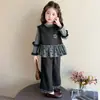 Conjunto de tres piezas estilo coreano transfronterizo para niñas, nuevo atuendo de moda primavera y otoño 2026 para niñas pequeñas, traje elegante para niños pequeños