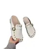 Zapatos de plataforma gruesa para mujer, nuevo estilo otoño 2026, que aumentan la altura, versátiles, modernos, con decoración de remaches, mocasines cerrados populares para mujer