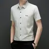 Camisa Masculina de Seda Gelada Fresca de Manga Curta com Gola e Listras Verticais, Estilo Novo de Verão, Camisa Casual Masculina de Nylon