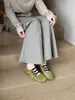 Sapatos femininos baixos de sola macia, sapatos rasos de bico quadrado, versáteis de salto baixo e sola macia, mocassins 2026 outono para gestantes e senhoras idosas