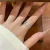 Anel aberto elegante e sofisticado de trevo de quatro folhas vazado para mulheres, moderno e simples, ajustável, mesmo estilo do visto no Xiaohongshu