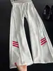 Pantalones Deportivos de Chándal Grises con Raya Desestructurada y Flor Blanca para Hombre, Pantalones de Otoño con Bloques de Color, Parches, Pierna Recta con Caída, Pantalones Ligeramente Acampanados