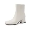 Botas de Salto Alto Elegantes da Moda de Nicho de 5,5 cm Outono/Inverno 2026 Novas Botas da Moda com Bico Redondo e Salto Bloco de Calçar
