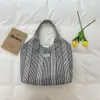 Shuai Mijia 2026 Verão Nova Bolsa de Mão Listrada Estilo Ins Simples e Estilosa Bolsa Tote Portátil para Lancheira para Mulheres