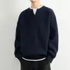 Tendencia de moda otoño e invierno para hombres: un suéter de punto elegante, casual y de corte ajustado con un patrón texturizado y un cuello alto, perfecto como capa base versátil
