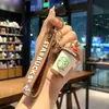 Llavero Starbucks Taza de Té con Leche Muñeco de Dibujos Animados Llavero de Coche Colgante para Bolso Máquina de Garra Regalo Pequeño Venta al por Mayor