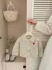 Camisa a cuadros para niñas de primavera y otoño con parche de corazón, cuello camisero, manga larga, top casual holgado para bebés y niños pequeños