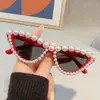 Nuevo modelo transfronterizo de gafas de sol de alta gama con adornos de perlas, protección UV, gafas de sol triangulares retro ojo de gato personalizadas para mujer