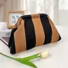 Bolsa de tricô pronta para envio transfronteiriço, bolsa listrada, nécessaire de nuvem trançada feminina, bolsa de maquiagem versátil e estilosa com grande capacidade